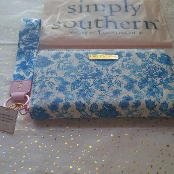 NWT Simply Southern Blue and White Floral Wallet Wristlet. - Picture 1 of 7